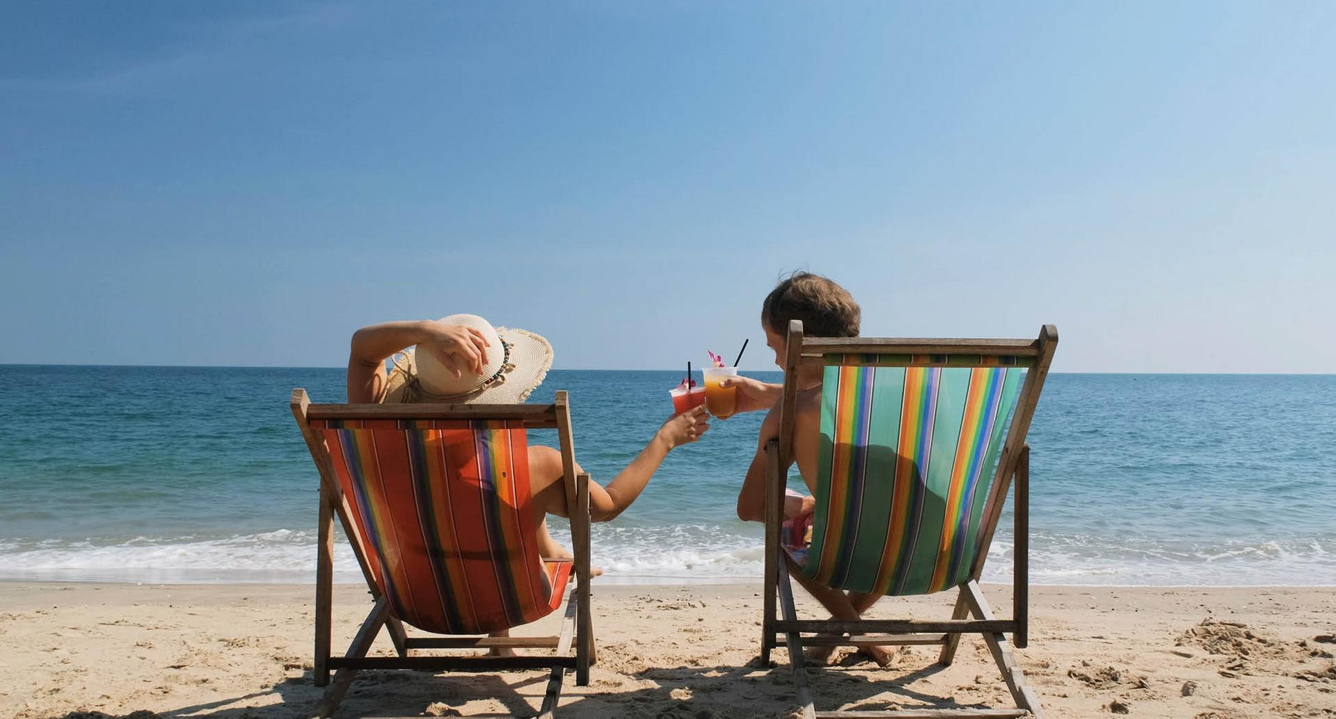 Paar am Strand in Liegestühlen