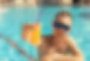 Entspannung im Last Minute All Inclusive Türkei Urlaub Mann in Pool zeigt seinen Orangensaft